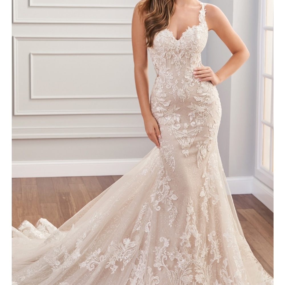 MT1441 (Eleana)Size 12 Wedding Dress. Regular Size 8. Dress in GOOD condition.